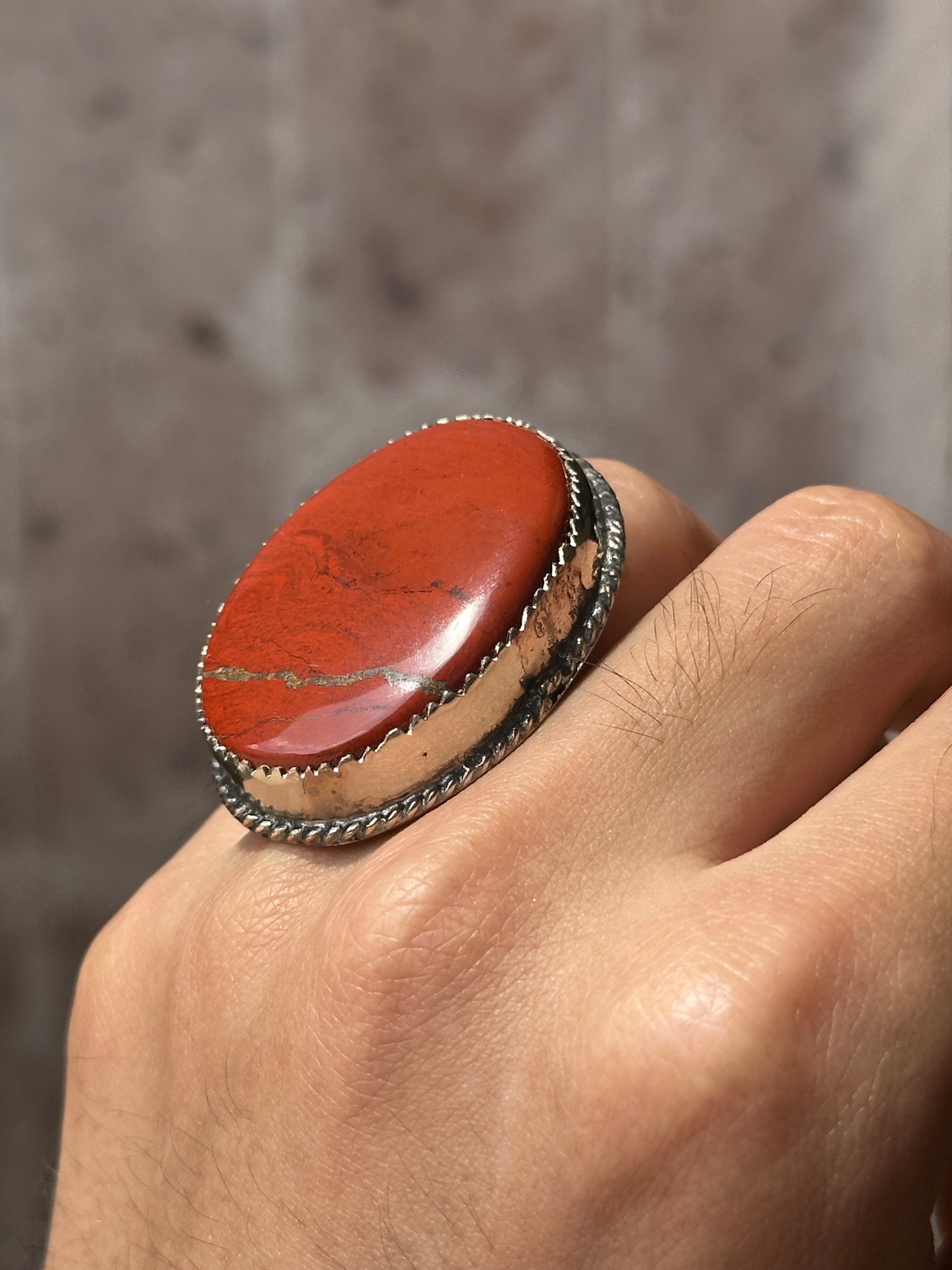 Anillo ajustable de jaspe rojo grande