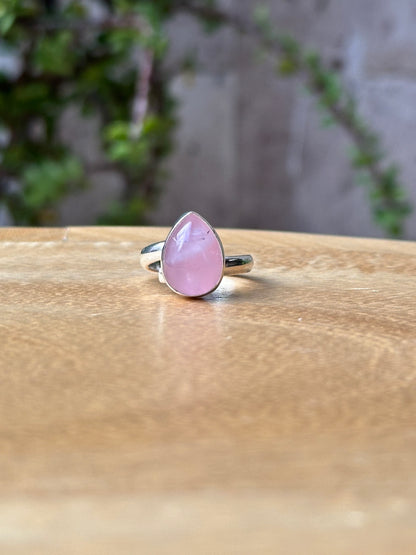 Anillo ajustable de Cuarzo rosa gota mini