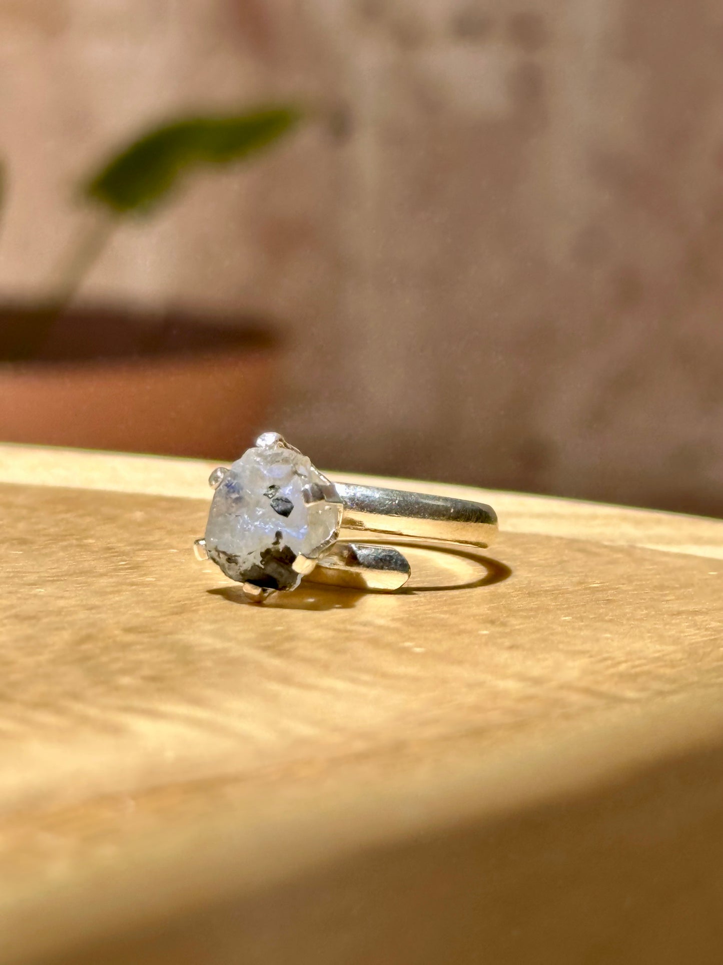 Anillo ajustable de piedra luna en bruto