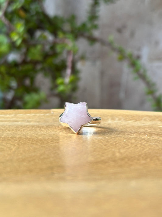 Anillo ajustable de Cuarzo rosa estrella
