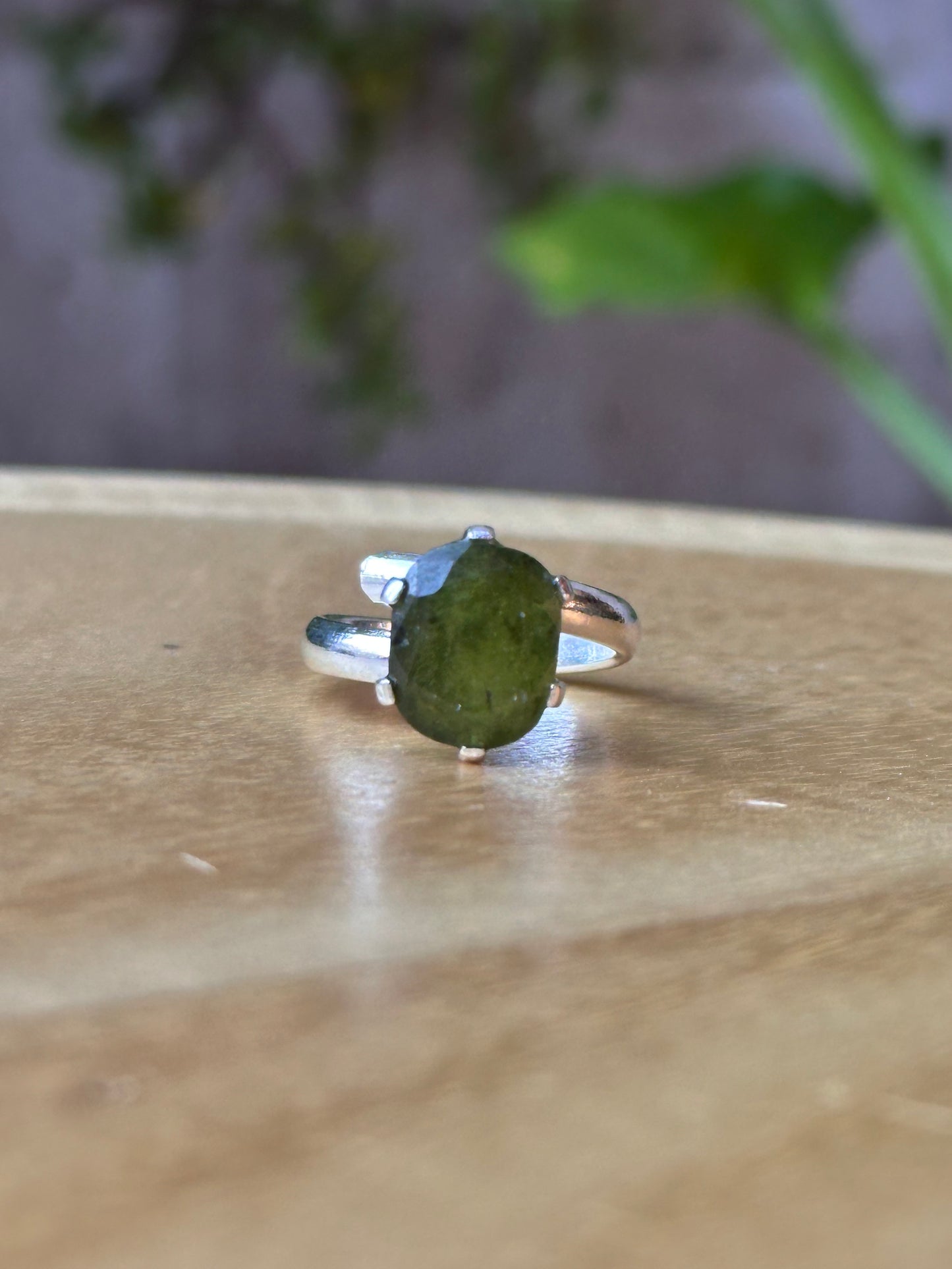 Anillo Ajustable de Granate Verde