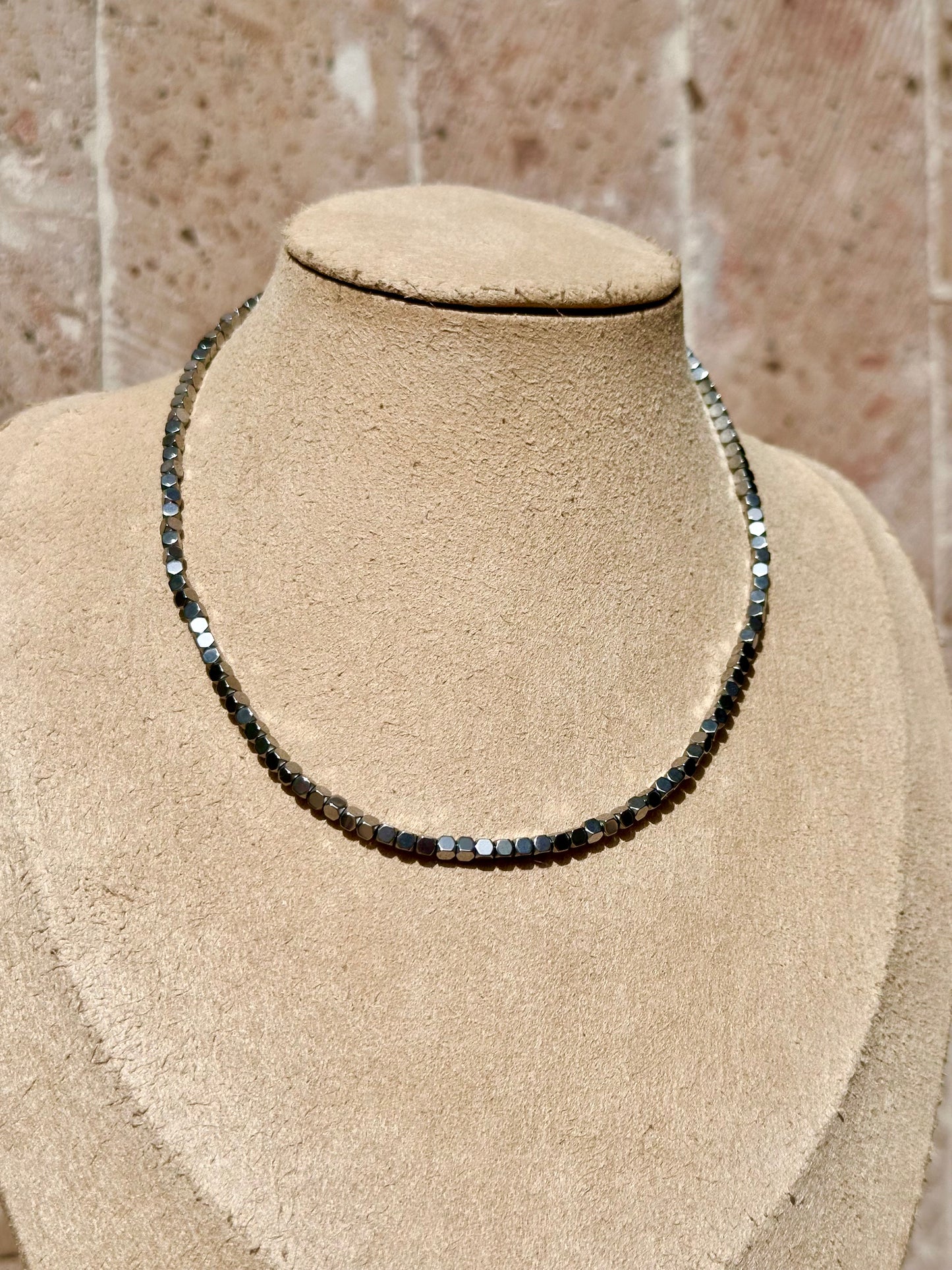 Collar Choker Ajustable de Hematita Plateada | Protección y Enraizamiento