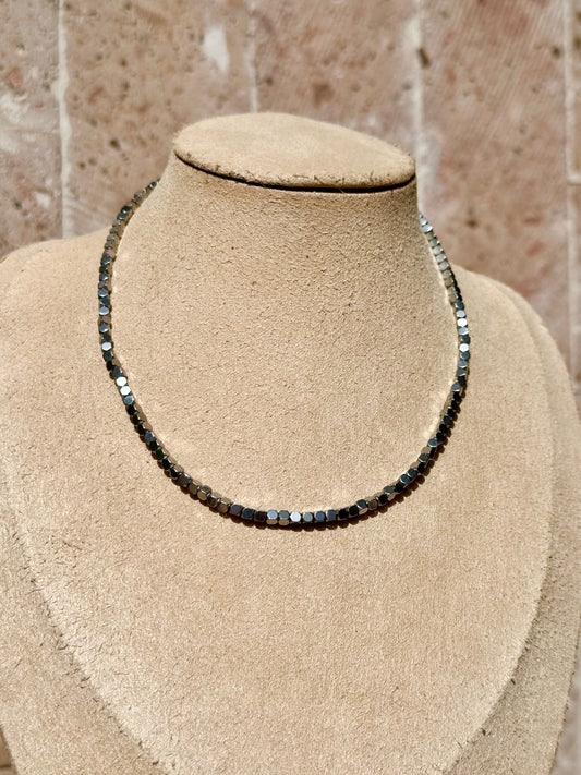 Collar Choker Ajustable de Hematita Plateada | Protección y Enraizamiento
