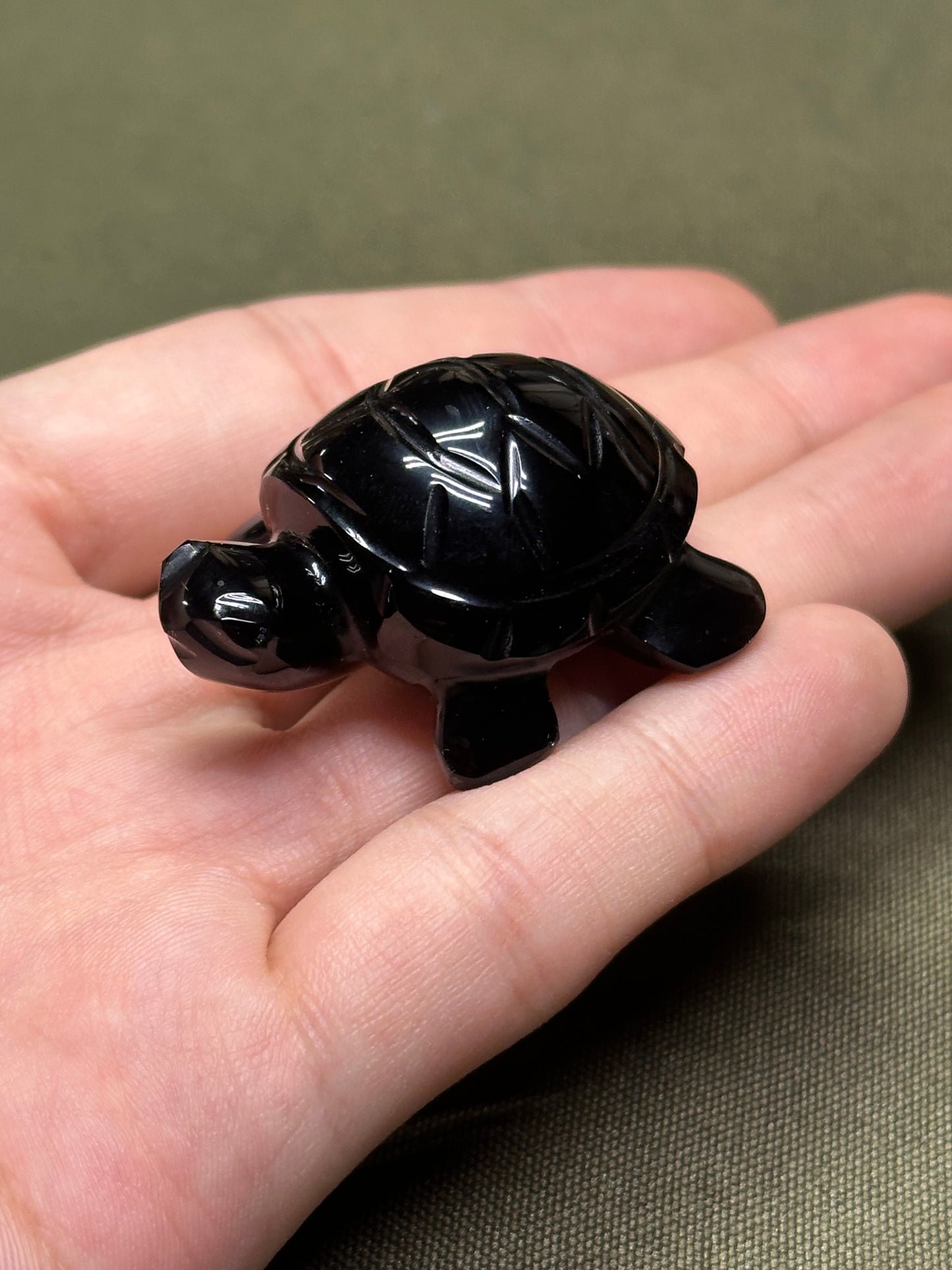Figura de Obsidiana Tallada en Forma de Tortuga