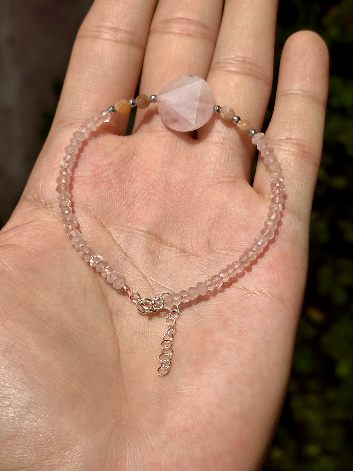 Pulsera de Cuarzo Rosa, Hematita y Piedra Sol