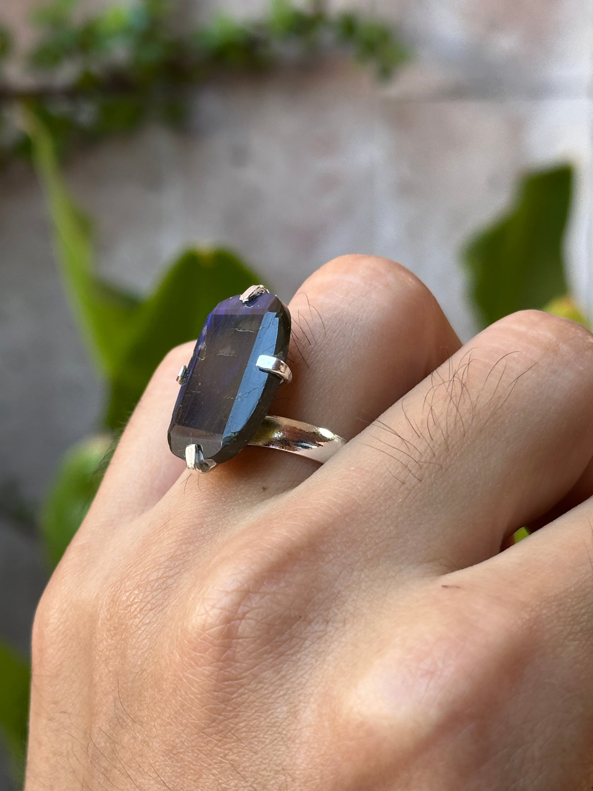 Anillo ajustable de labradorita rectangular grande  blue flash
