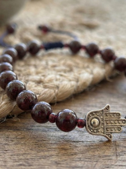 Pulsera Ajustable de Granate Rojo con mano fátima