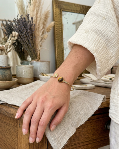 Brazalete de Latón con Ojo de Tigre | Protección y Confianza
