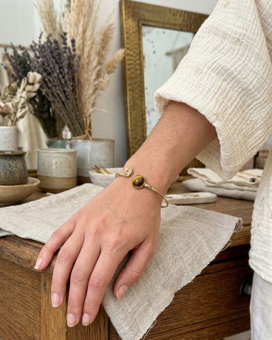 Brazalete de Latón con Ojo de Tigre | Protección y Confianza