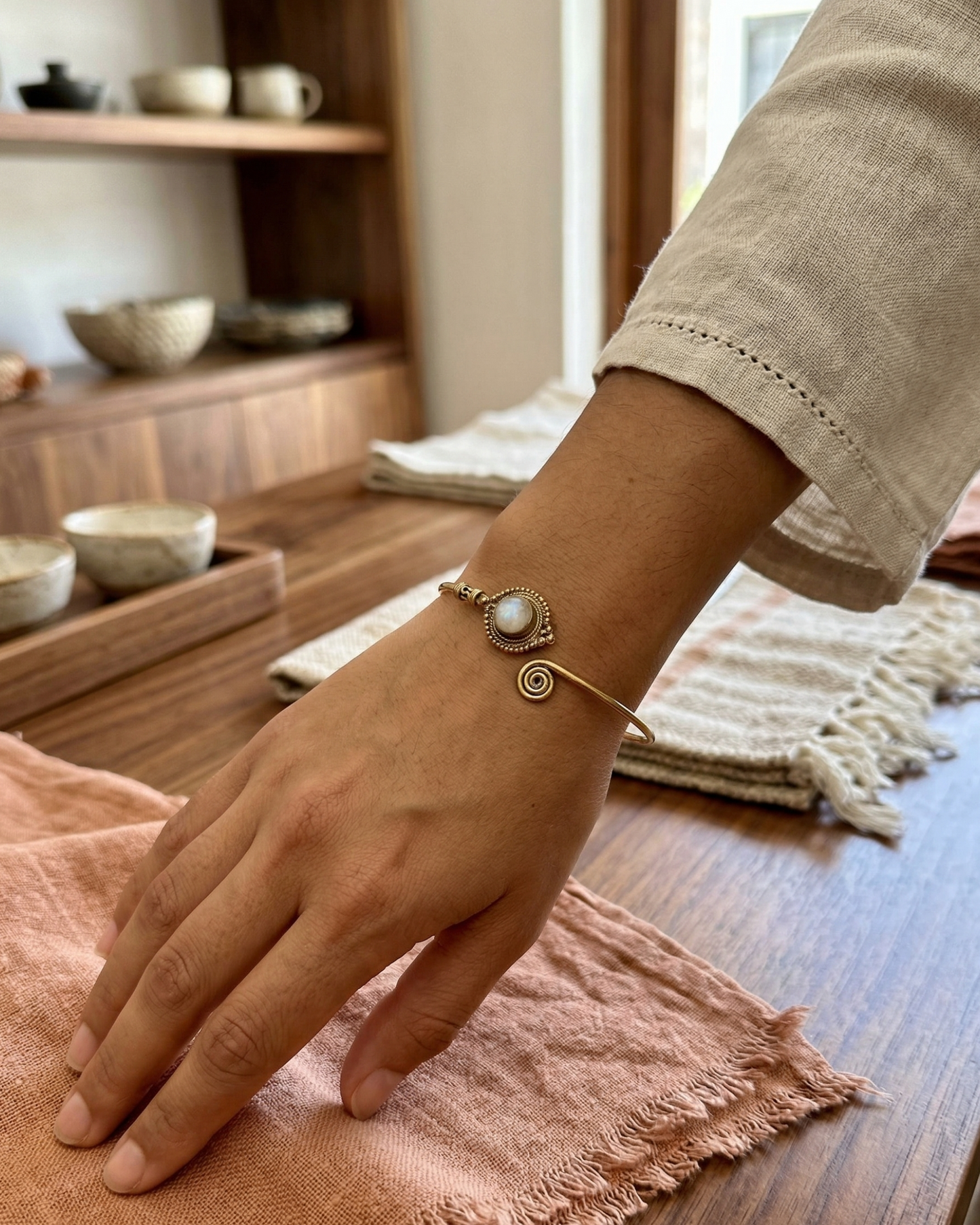 Brazalete de Latón con Piedra Luna | Intuición y Energía Femenina
