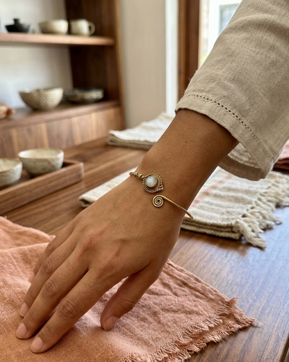 Brazalete de Latón con Piedra Luna | Intuición y Energía Femenina