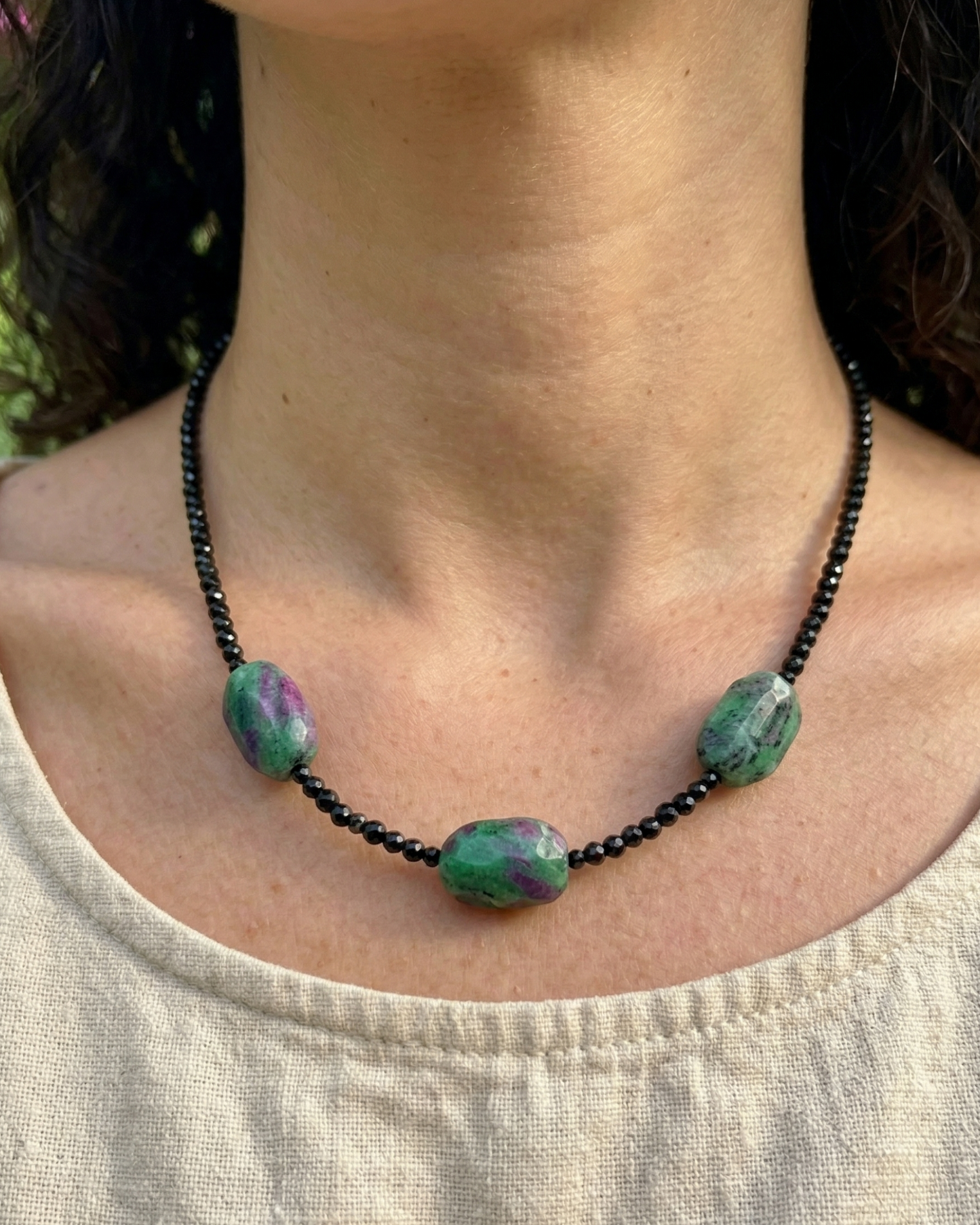 Choker de Ruby Zoisita & Espinela Negra Facetada 2mm