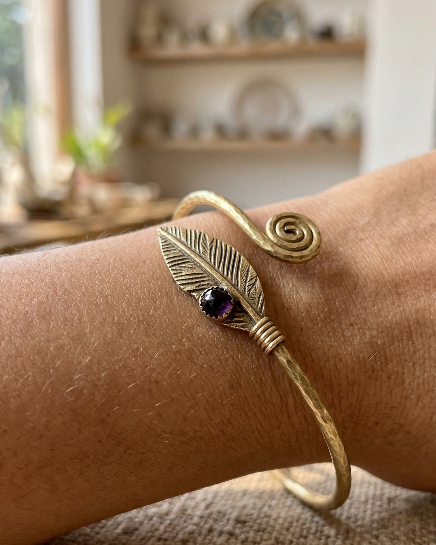 Brazalete de Latón con Amatista | Espiritualidad y Calma
