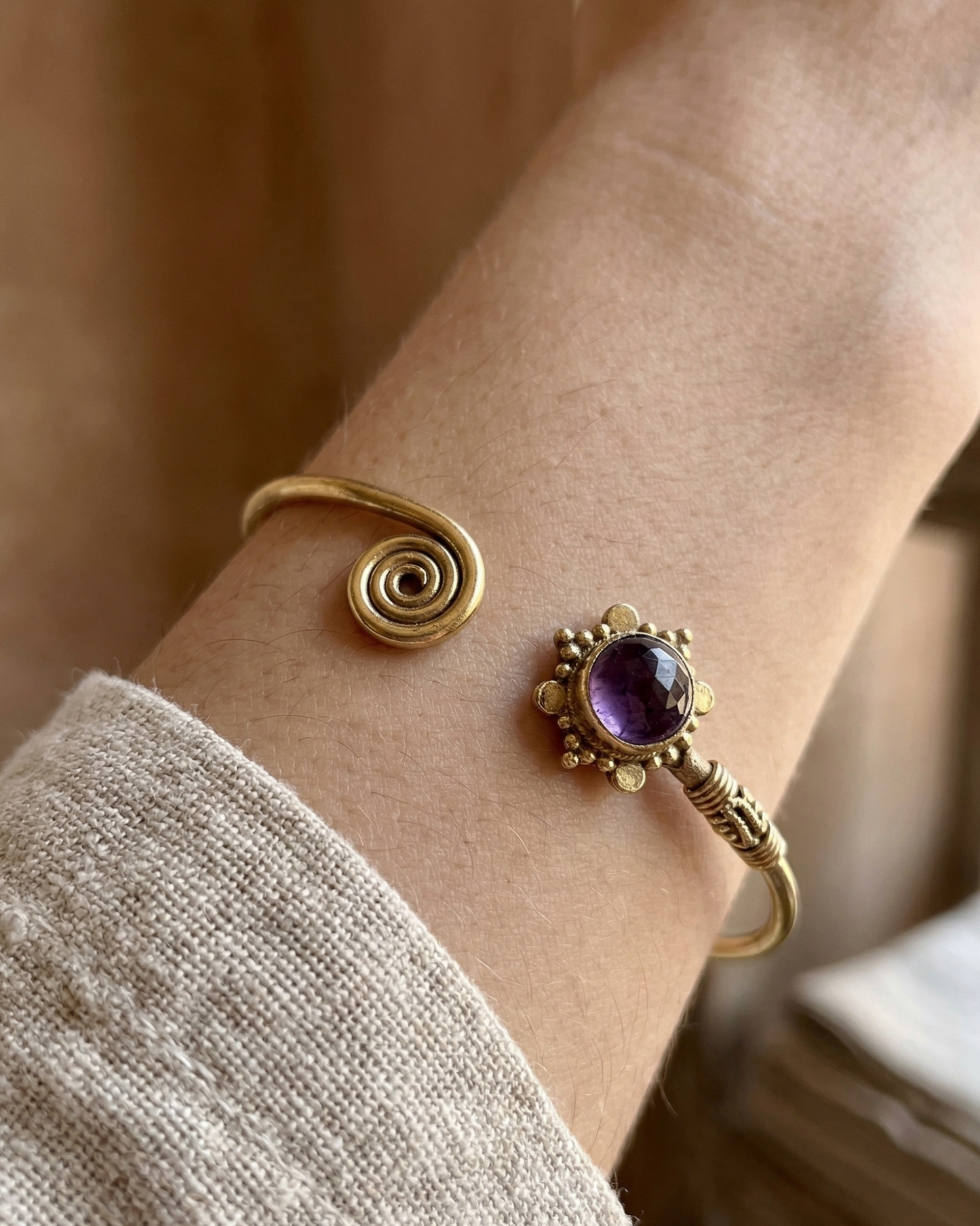 Brazalete de Latón con Amatista | Espiritualidad y Calma