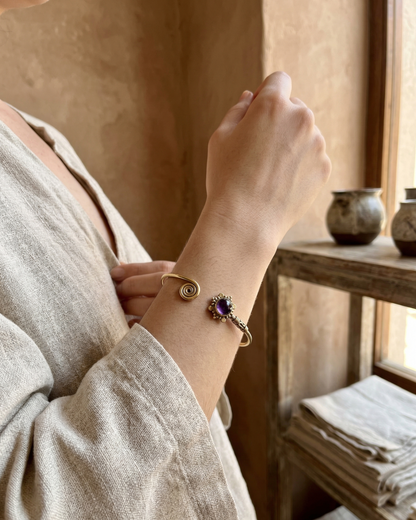 Brazalete de Latón con Amatista | Espiritualidad y Calma