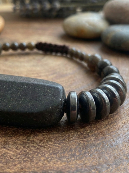 Pulsera ajustable de Hematita, obsidiana y piedra volcánica