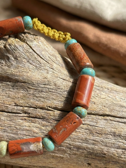 Pulsera ajustable de jaspe rojo y turquesa