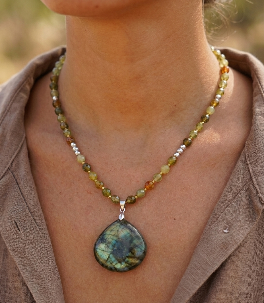 Collar de Labradorita y Granate Verde - Joyería Artesanal