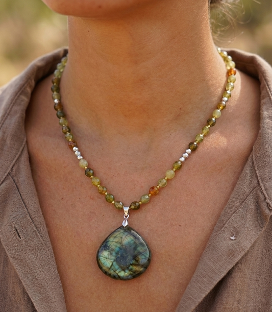 Collar de Labradorita y Granate Verde - Joyería Artesanal