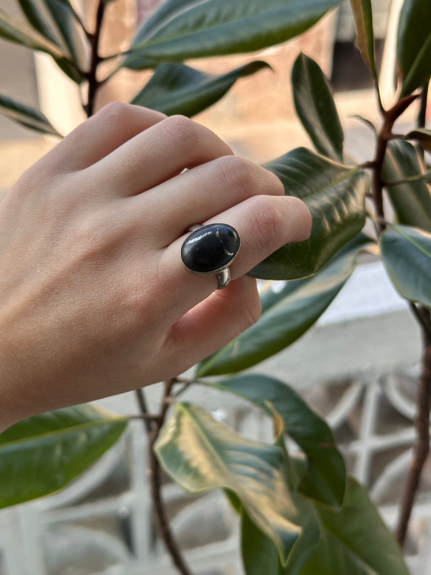 Anillo ajustable de shungita con pirita