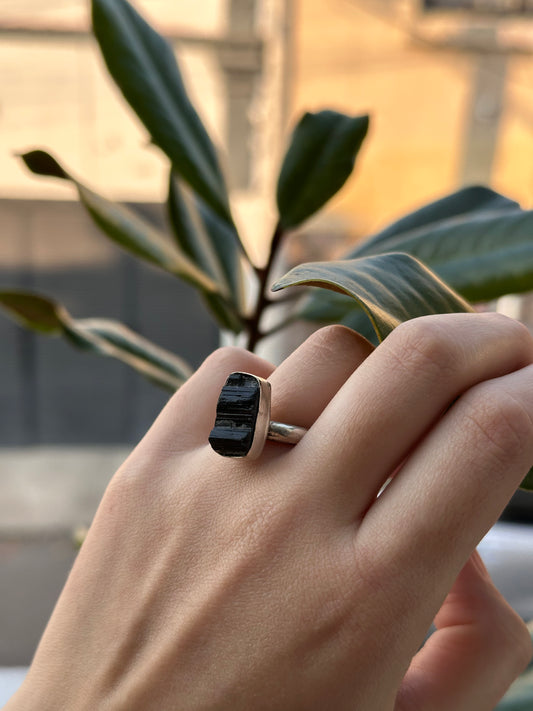 Anillo ajustable de turmalina negra