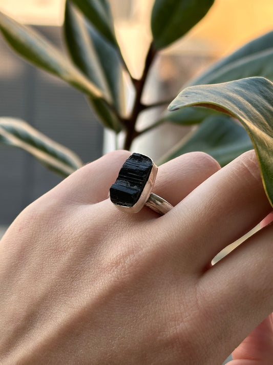Anillo ajustable de turmalina negra
