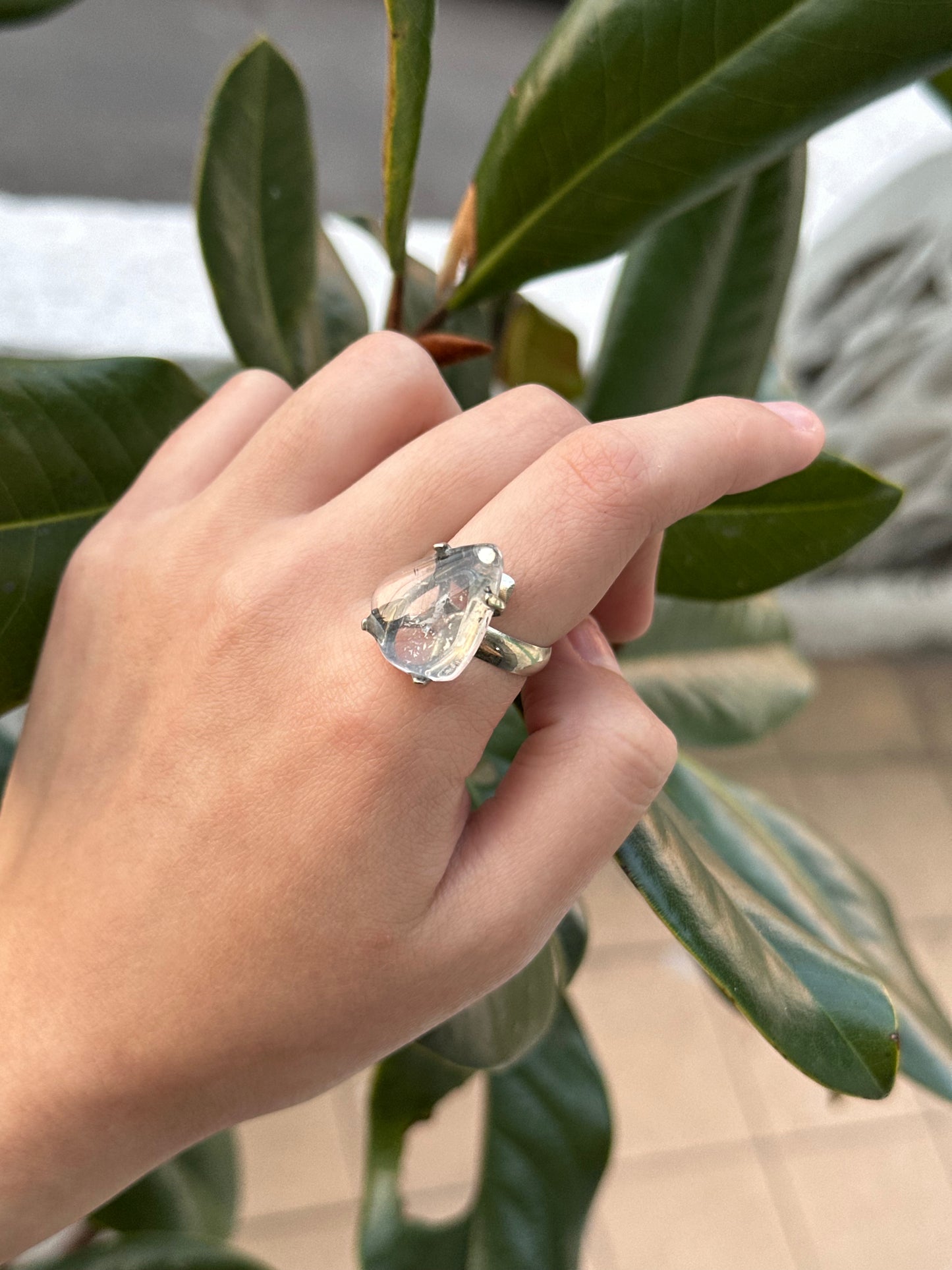 Anillo ajustable de cuarzo blanco