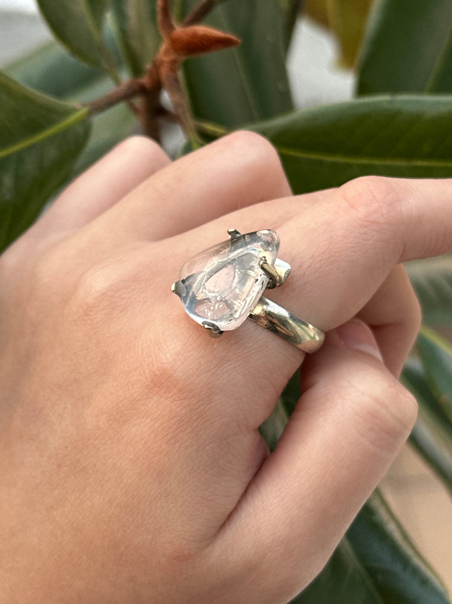 Anillo ajustable de cuarzo blanco