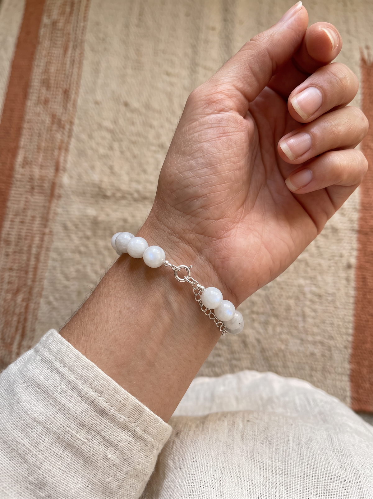 Pulsera de Piedra Luna 10 mm con Broche | Intuición y Nuevos Comienzos