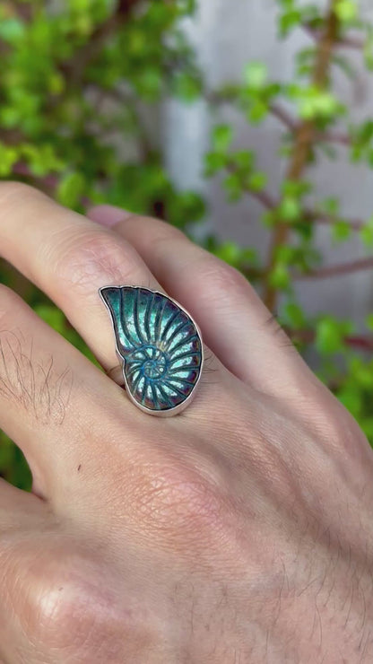 Anillo ajustable de pirita tallado en forma de amonite