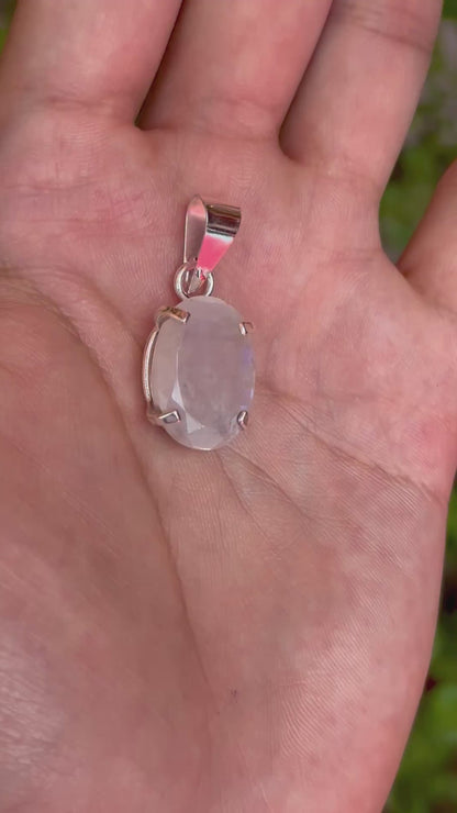 Dije de piedra luna facetada
